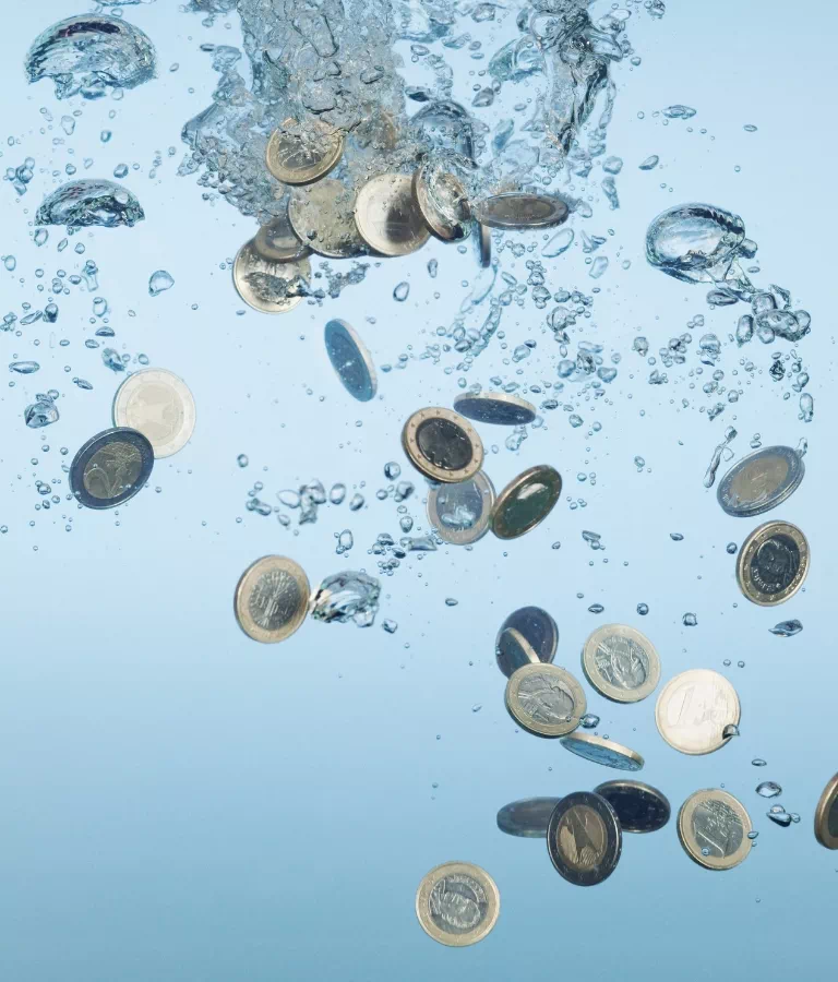 spadające monety z wodą